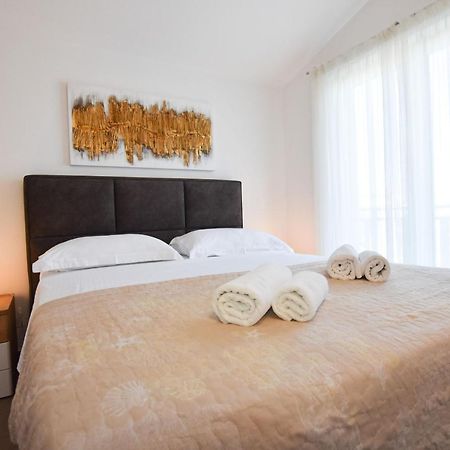 Apartments Karmen I Примоштен Экстерьер фото