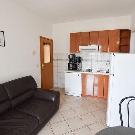 Apartments Karmen I Примоштен Экстерьер фото