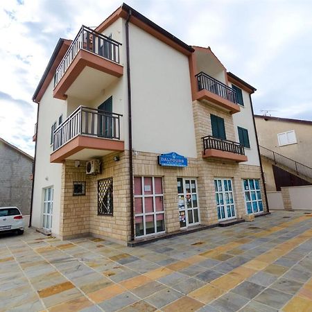 Apartments Karmen I Примоштен Экстерьер фото