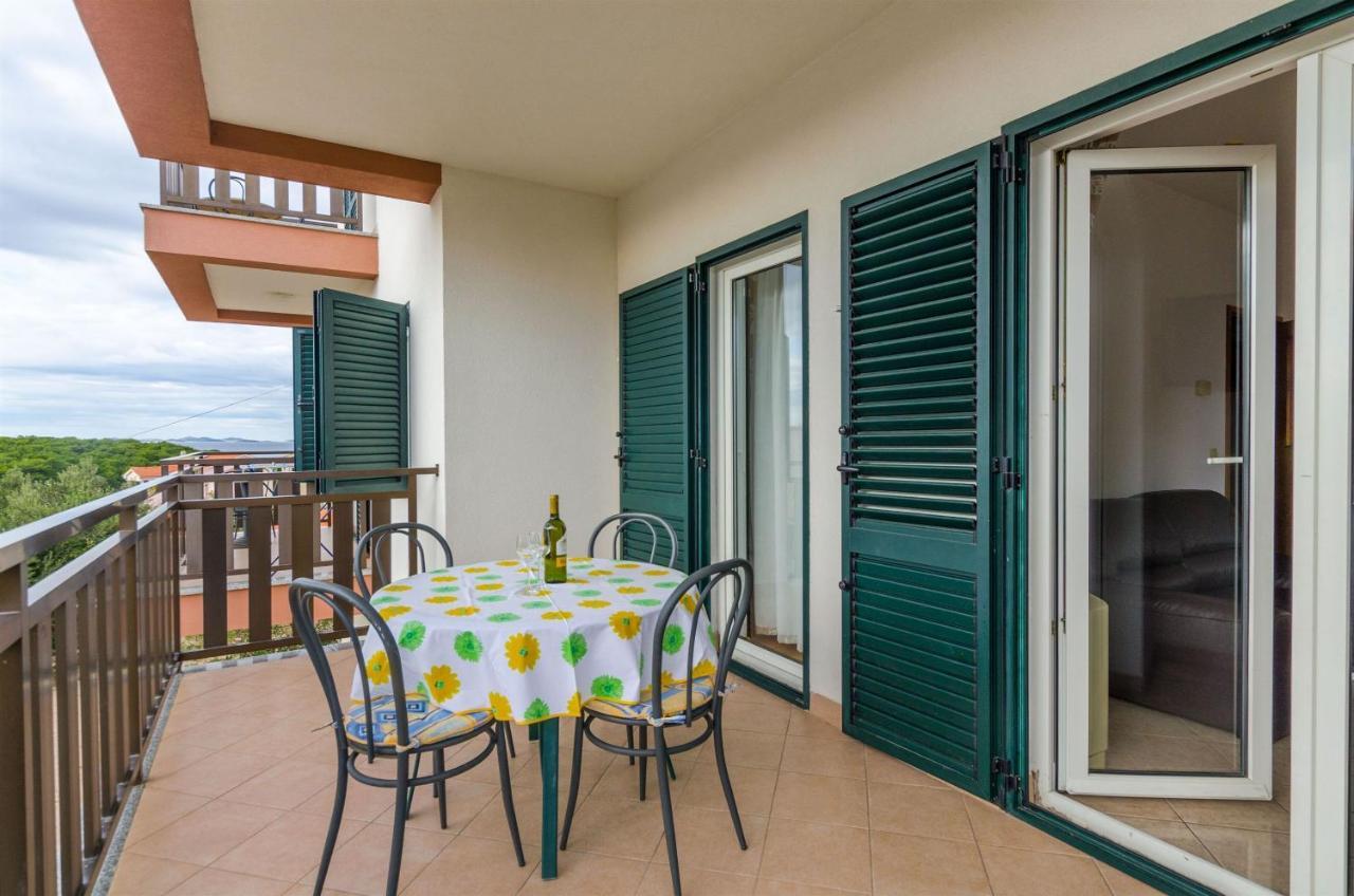 Apartments Karmen I Примоштен Номер фото