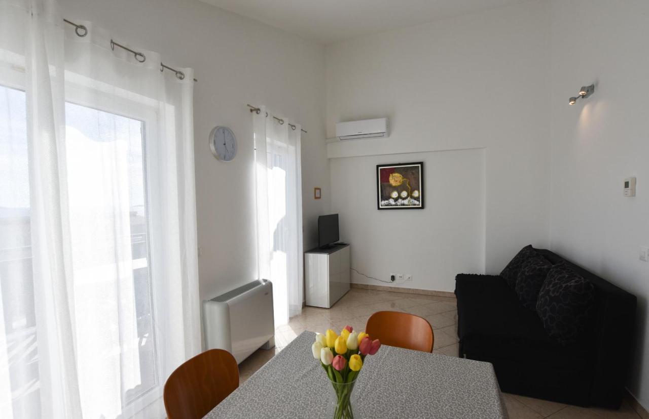 Apartments Karmen I Примоштен Экстерьер фото