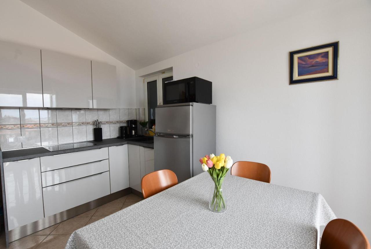 Apartments Karmen I Примоштен Экстерьер фото