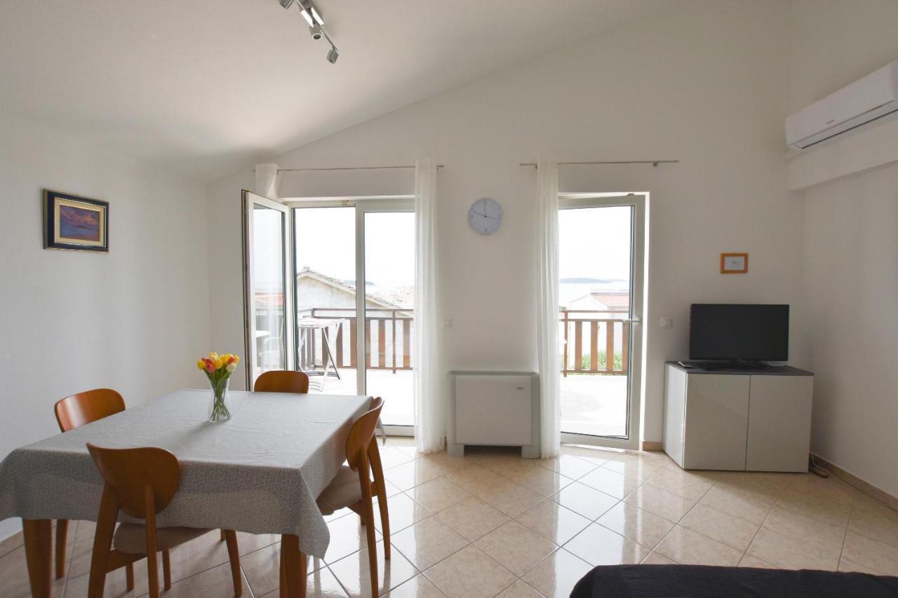 Apartments Karmen I Примоштен Экстерьер фото
