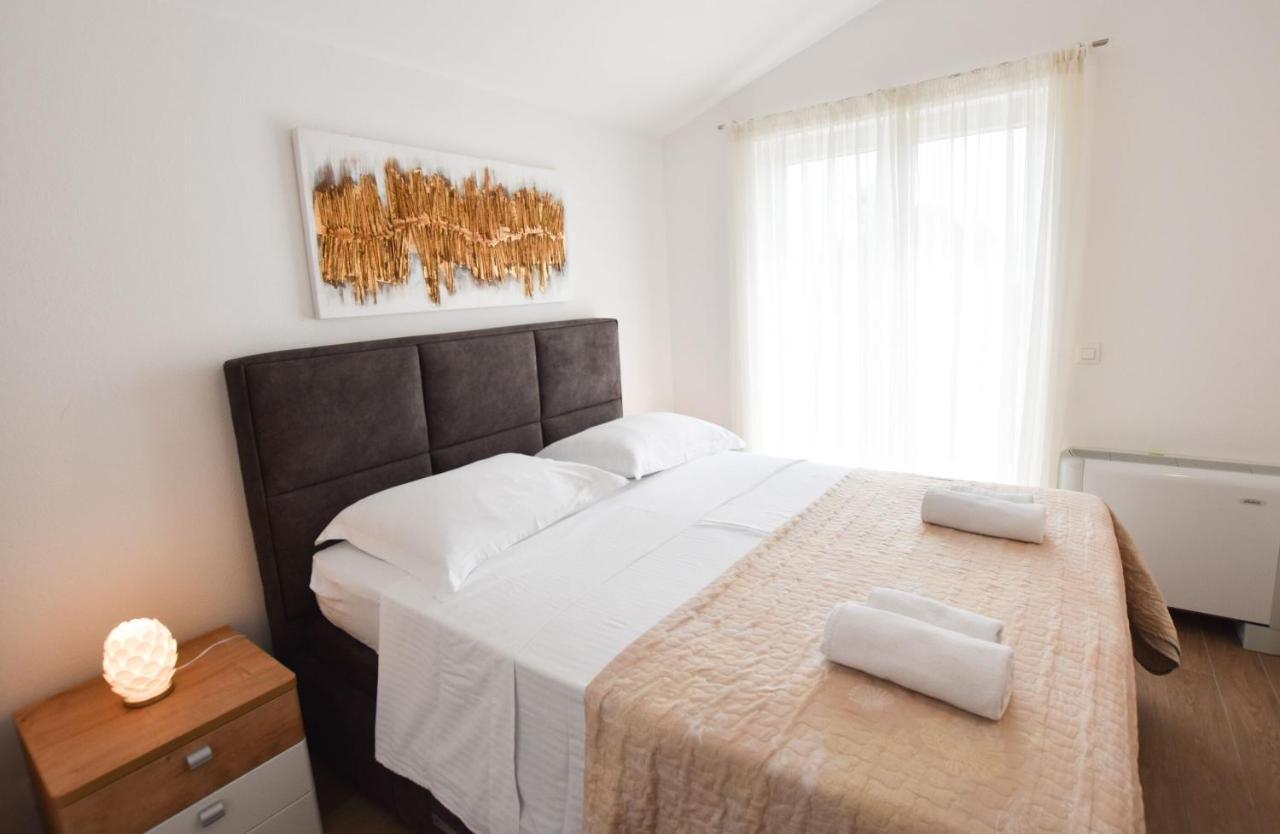 Apartments Karmen I Примоштен Экстерьер фото