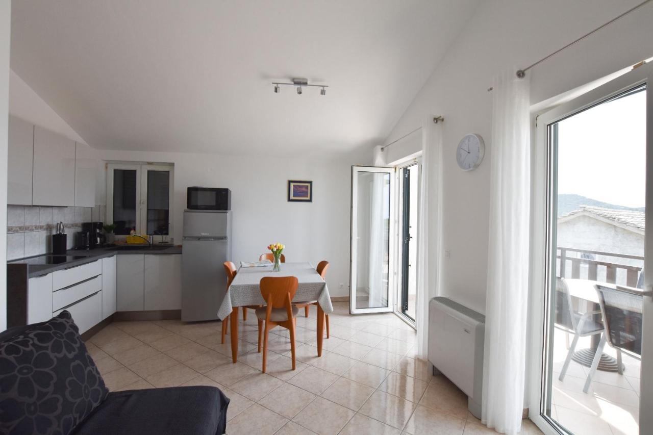 Apartments Karmen I Примоштен Экстерьер фото