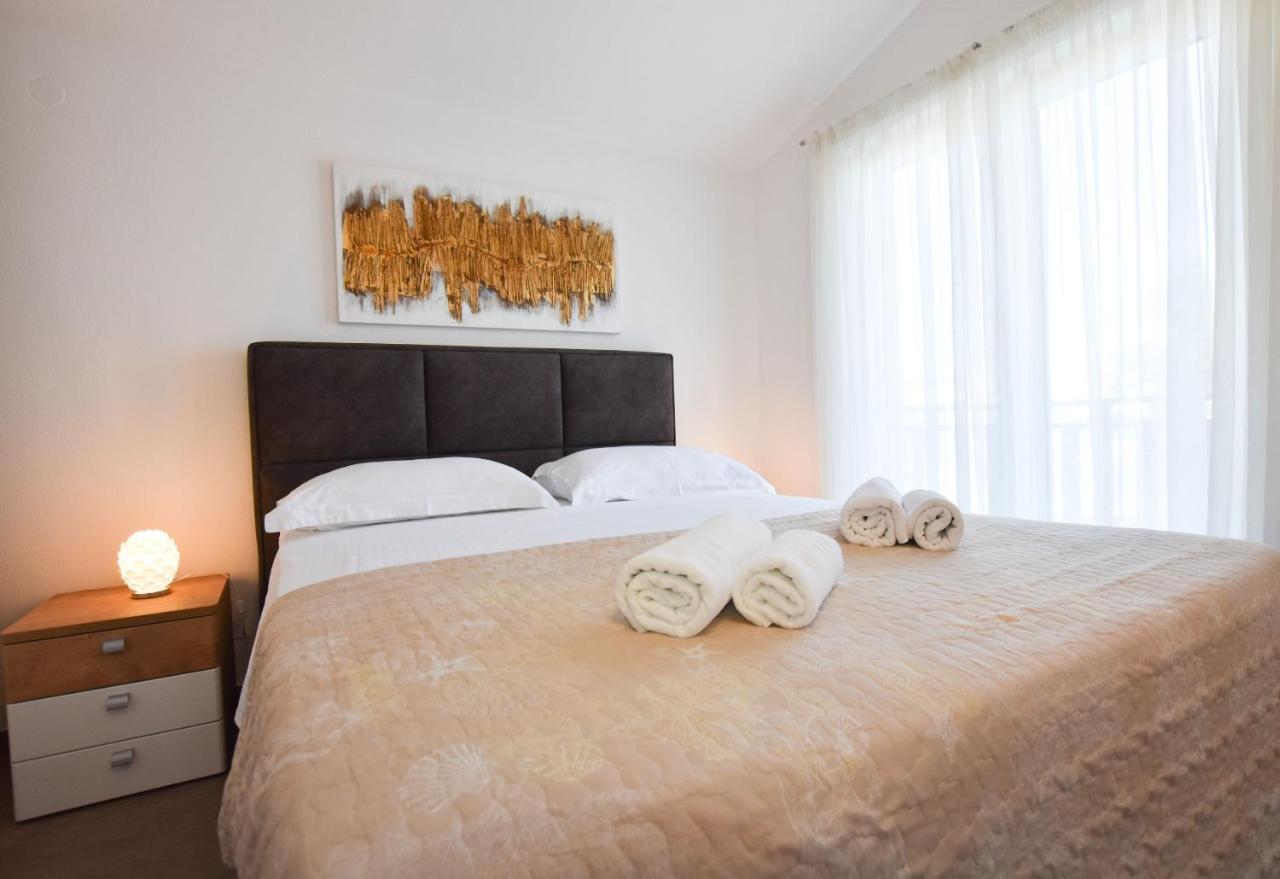 Apartments Karmen I Примоштен Экстерьер фото