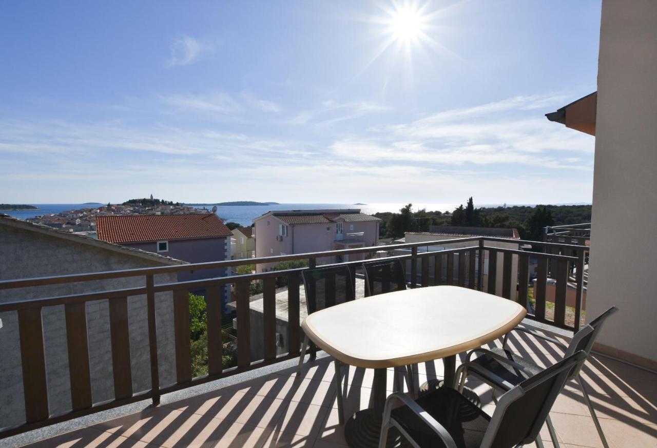 Apartments Karmen I Примоштен Экстерьер фото