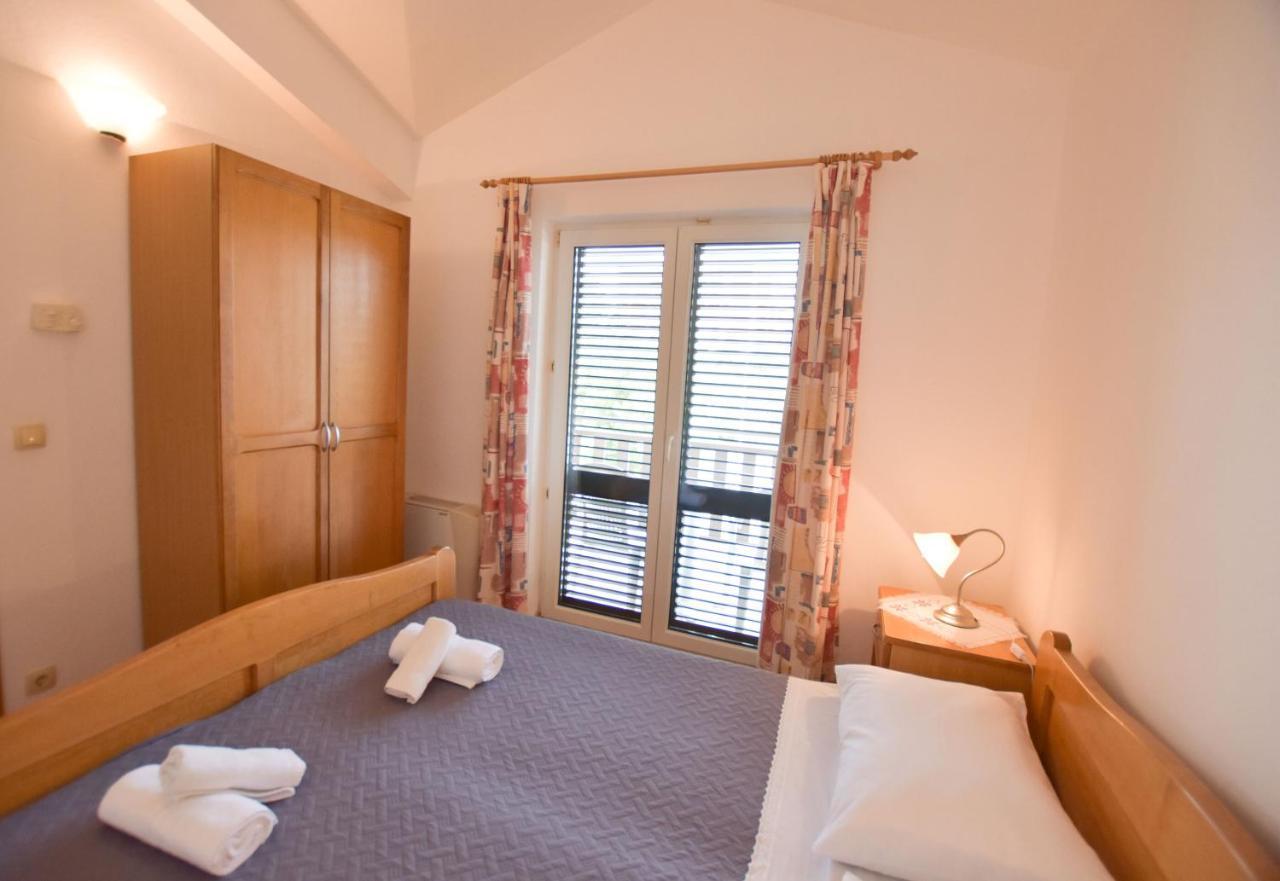 Apartments Karmen I Примоштен Экстерьер фото