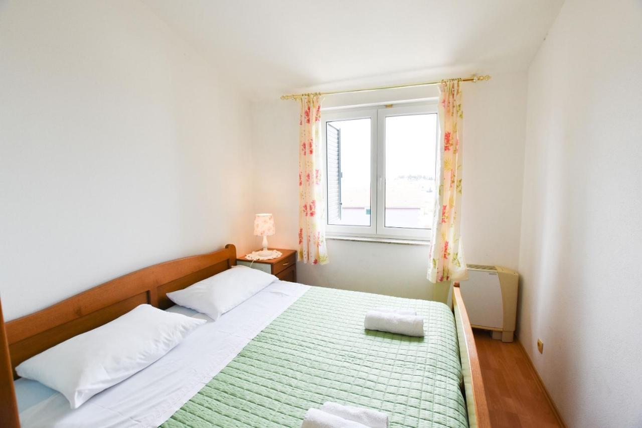 Apartments Karmen I Примоштен Экстерьер фото
