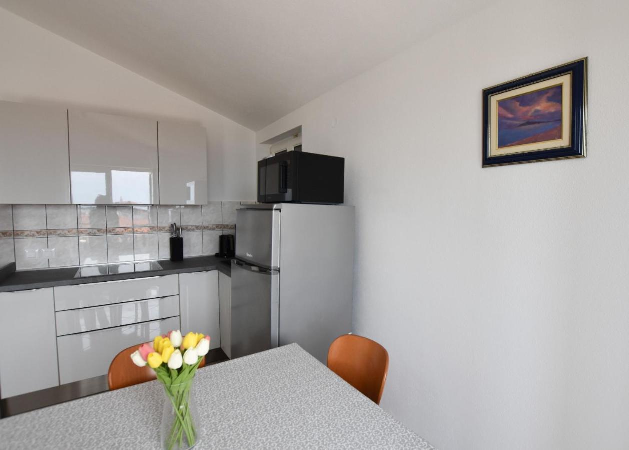 Apartments Karmen I Примоштен Экстерьер фото