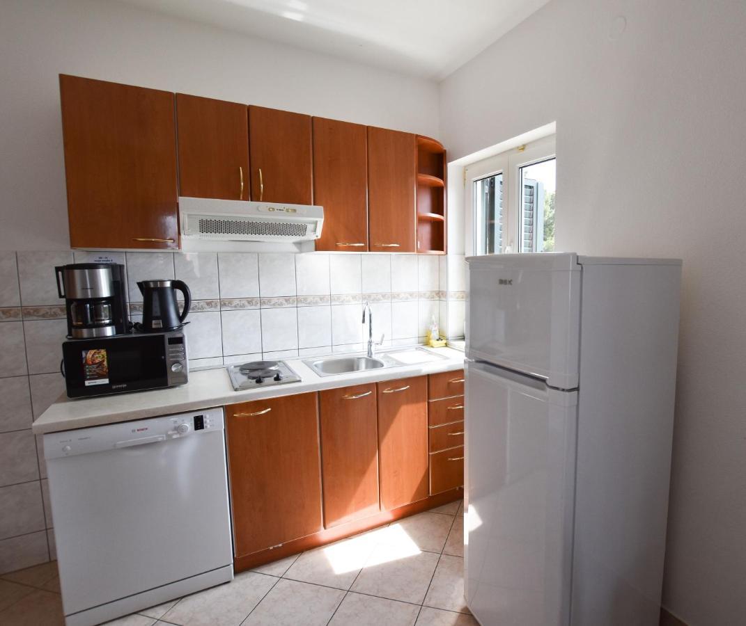 Apartments Karmen I Примоштен Экстерьер фото