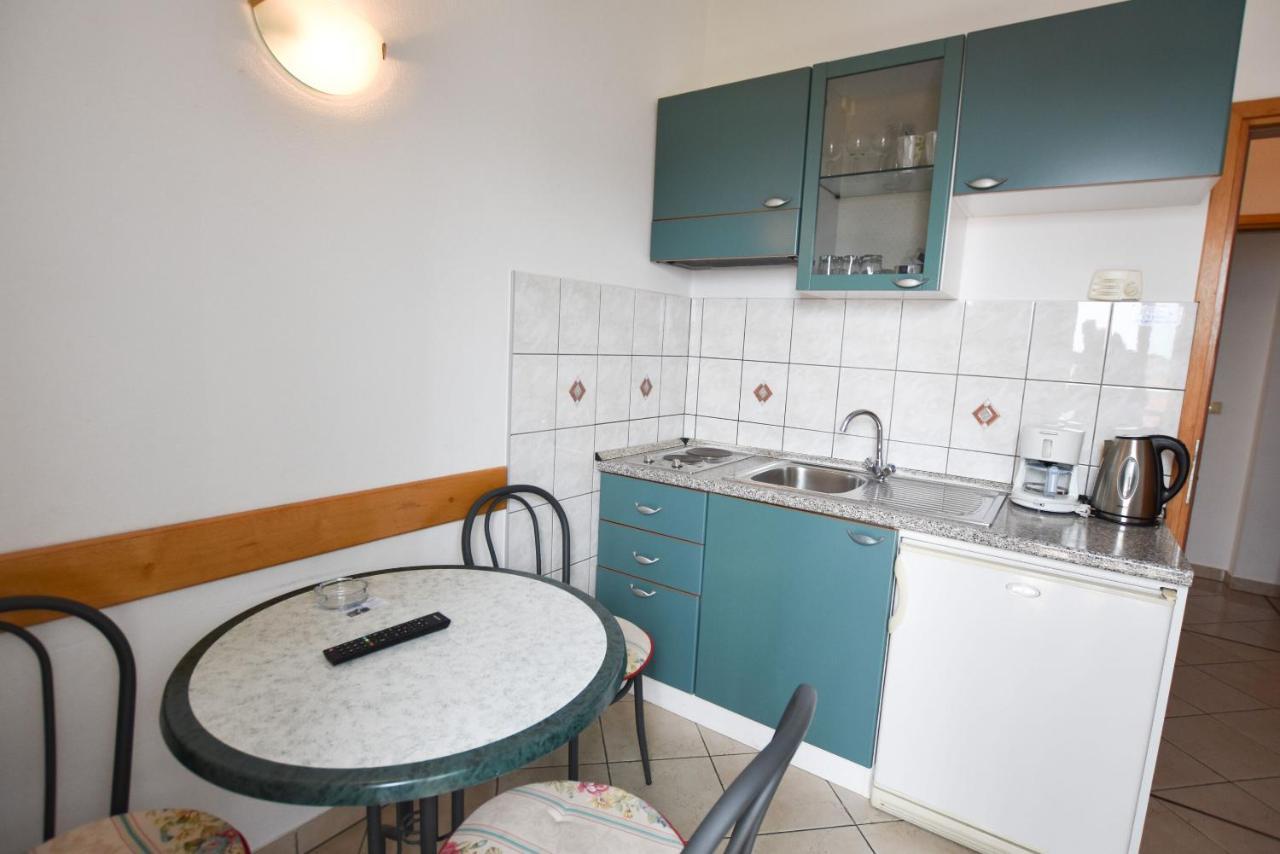 Apartments Karmen I Примоштен Экстерьер фото