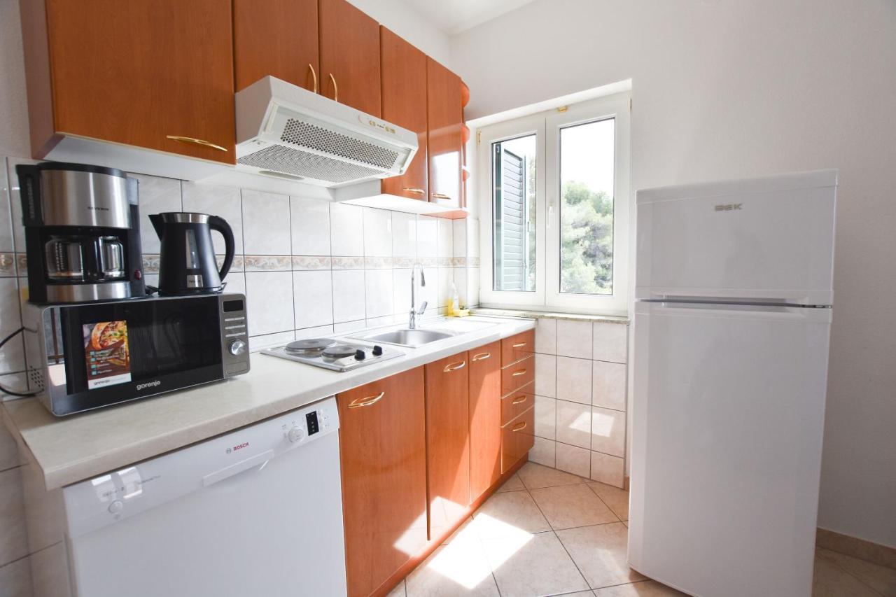 Apartments Karmen I Примоштен Экстерьер фото