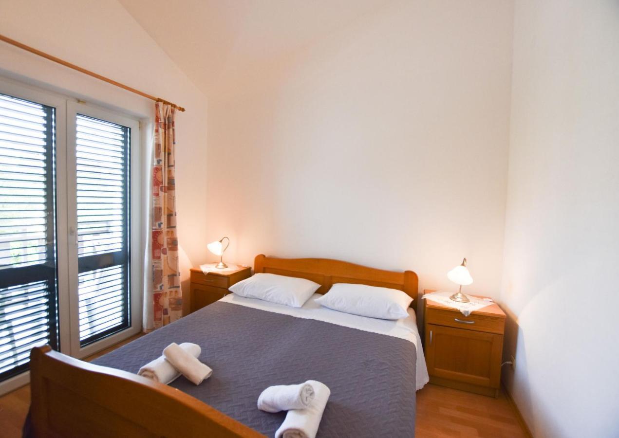 Apartments Karmen I Примоштен Экстерьер фото