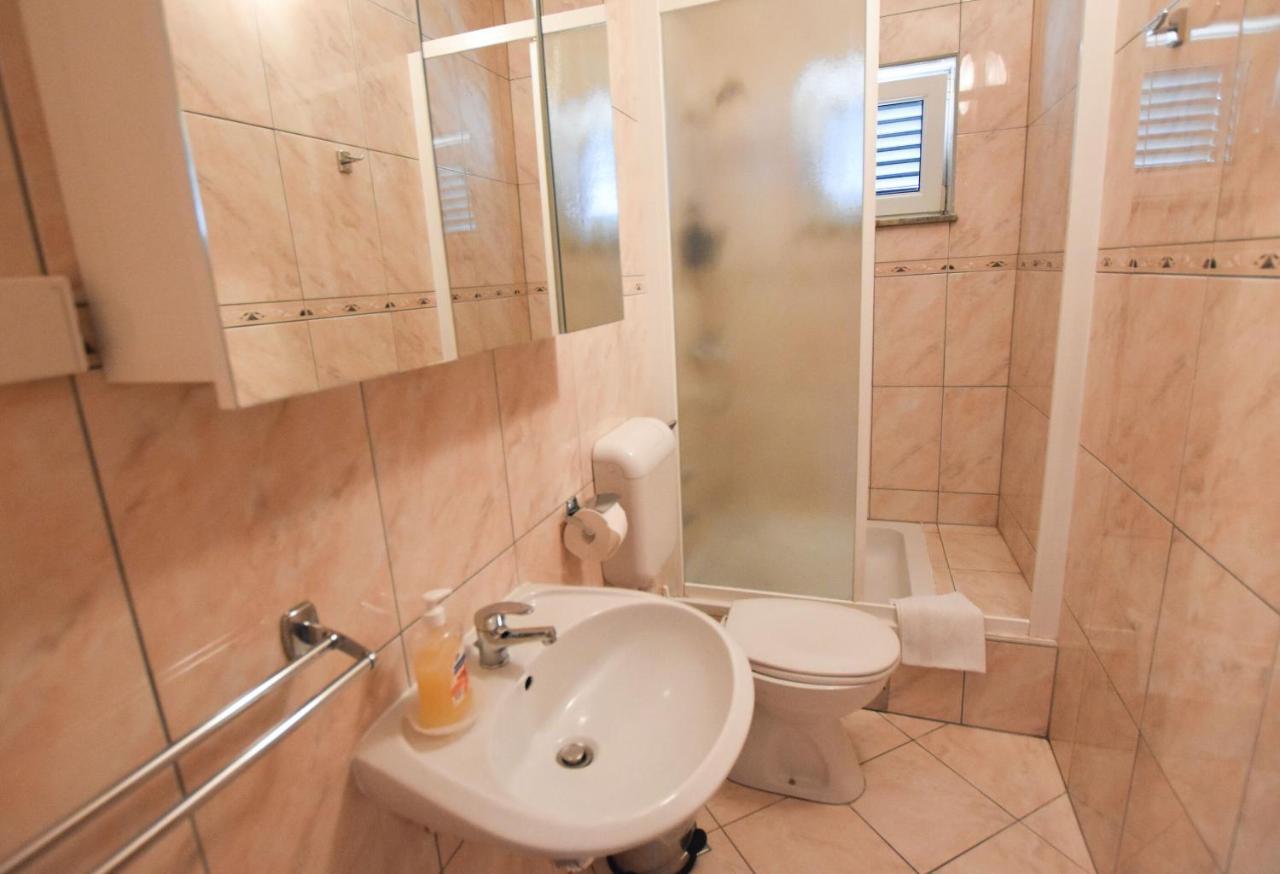 Apartments Karmen I Примоштен Экстерьер фото
