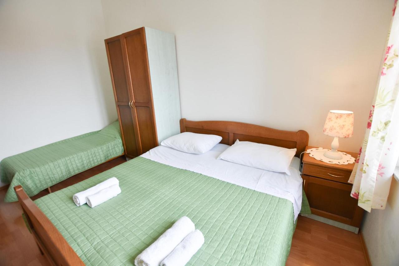 Apartments Karmen I Примоштен Экстерьер фото
