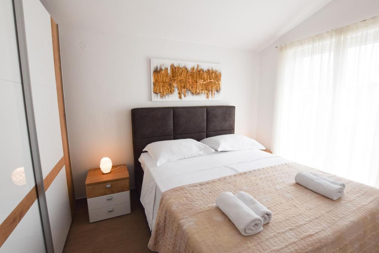 Apartments Karmen I Примоштен Экстерьер фото