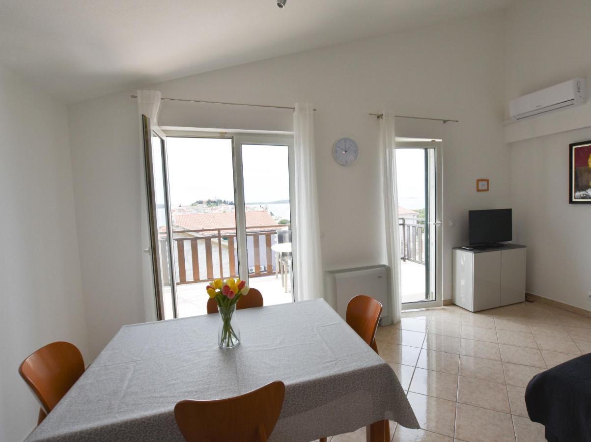 Apartments Karmen I Примоштен Экстерьер фото