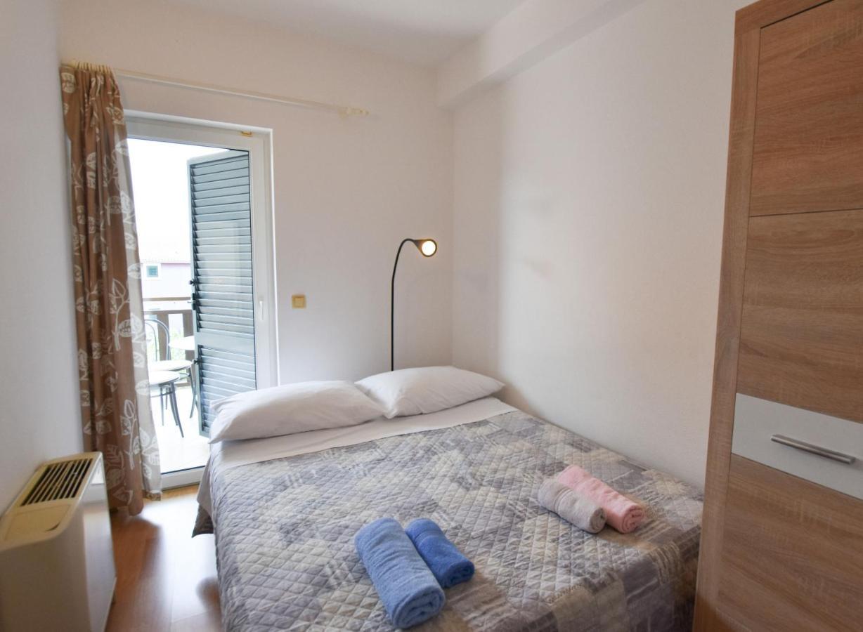 Apartments Karmen I Примоштен Экстерьер фото