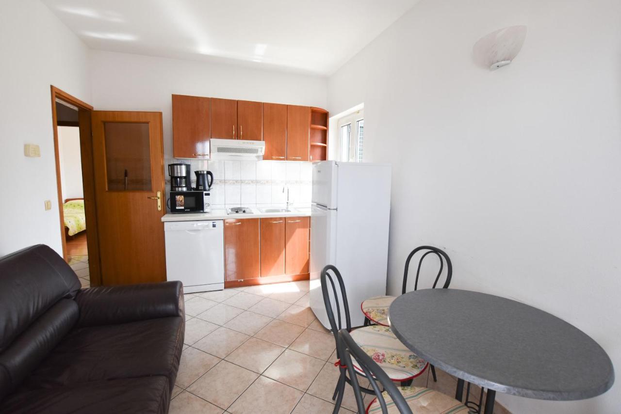 Apartments Karmen I Примоштен Экстерьер фото