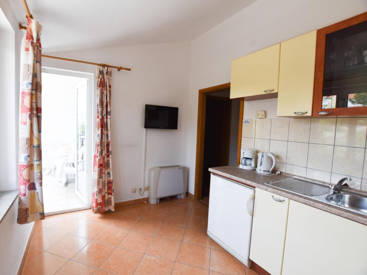 Apartments Karmen I Примоштен Экстерьер фото