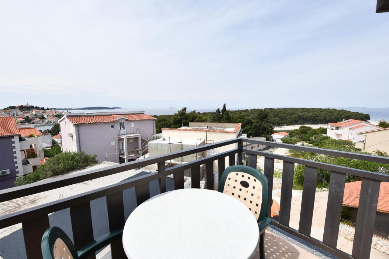 Apartments Karmen I Примоштен Экстерьер фото