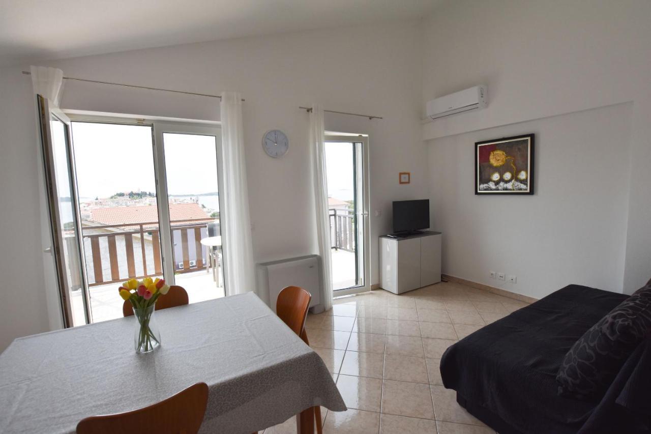 Apartments Karmen I Примоштен Экстерьер фото
