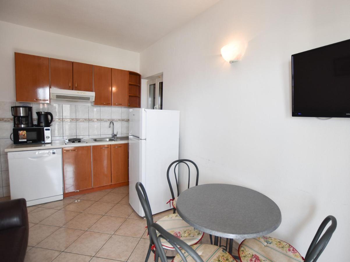 Apartments Karmen I Примоштен Экстерьер фото