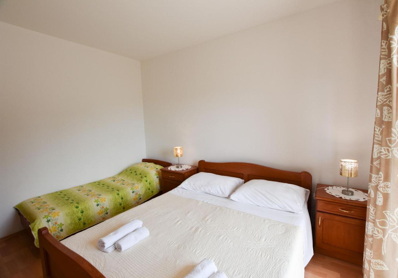 Apartments Karmen I Примоштен Экстерьер фото