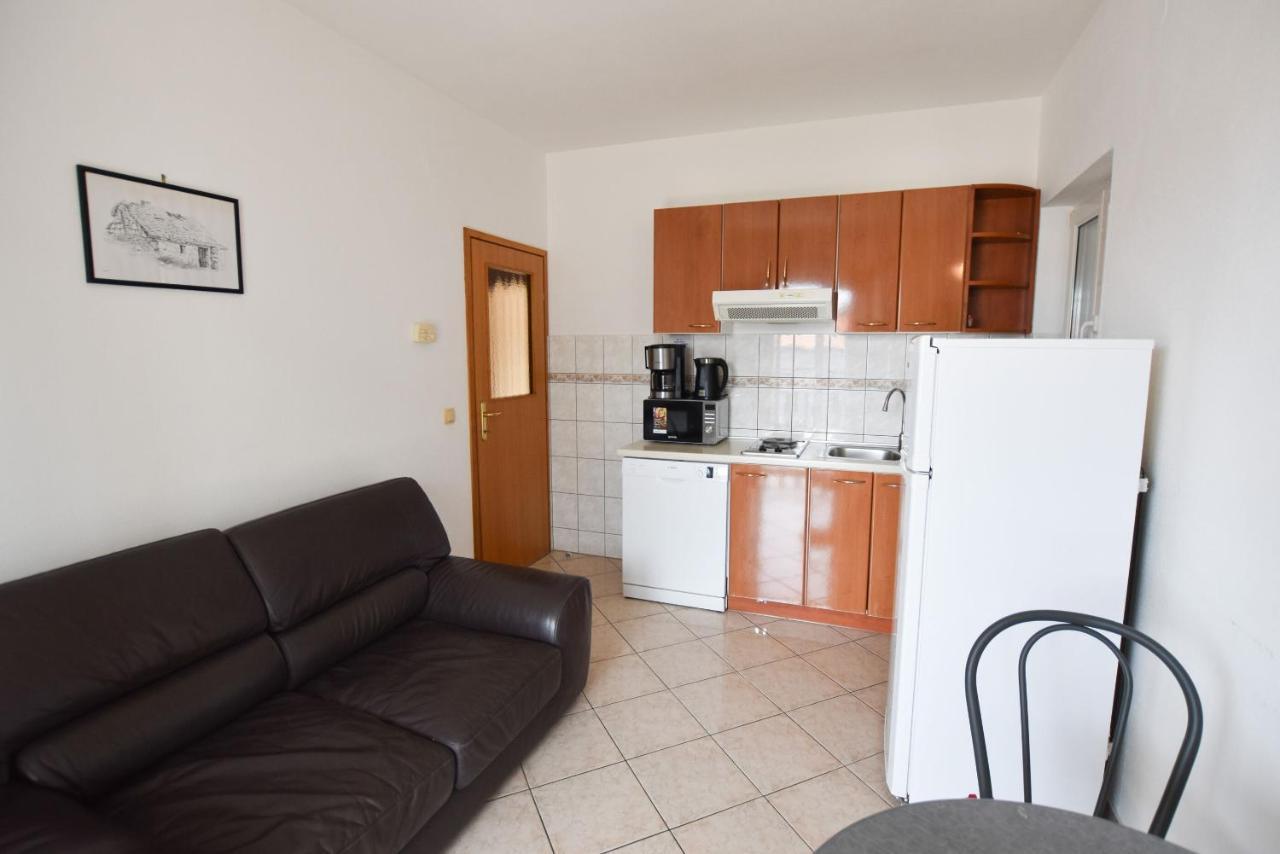 Apartments Karmen I Примоштен Экстерьер фото