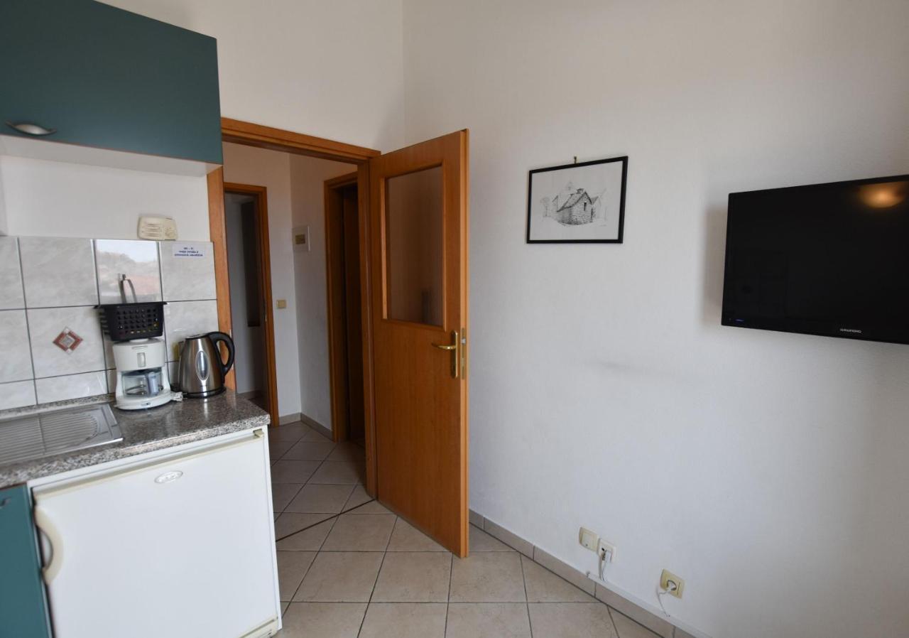 Apartments Karmen I Примоштен Экстерьер фото