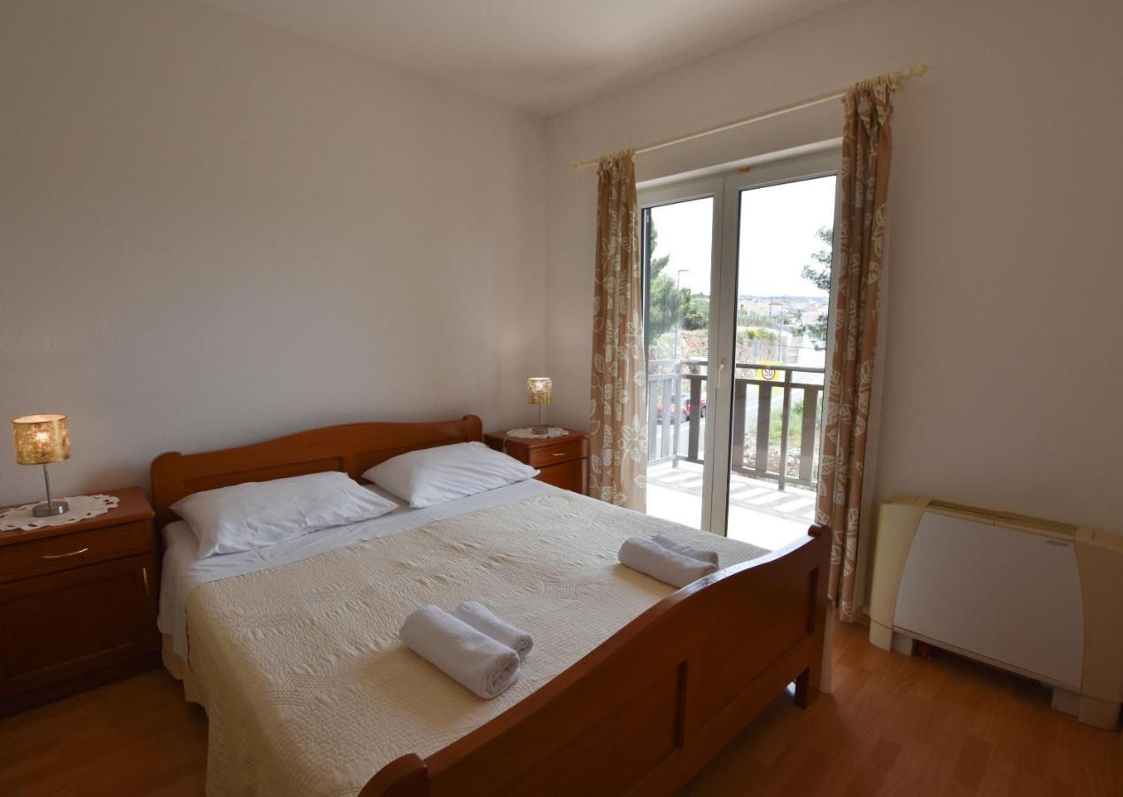 Apartments Karmen I Примоштен Экстерьер фото