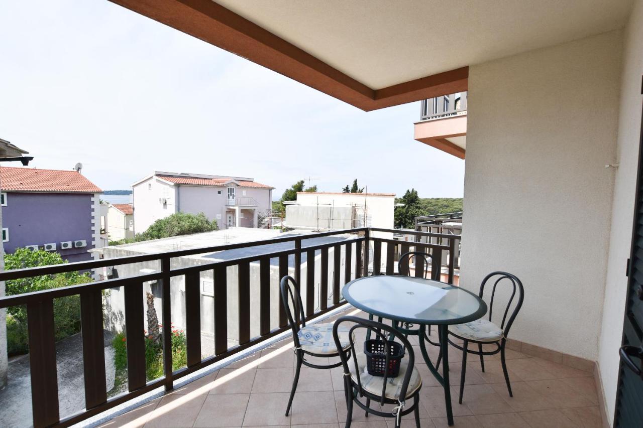 Apartments Karmen I Примоштен Экстерьер фото