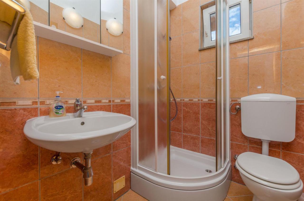 Apartments Karmen I Примоштен Экстерьер фото