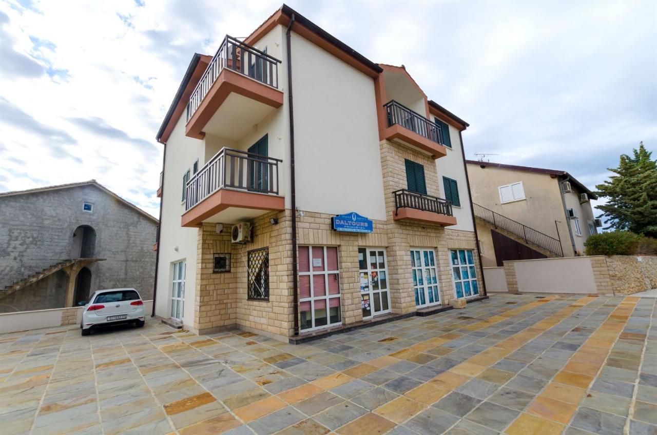 Apartments Karmen I Примоштен Экстерьер фото