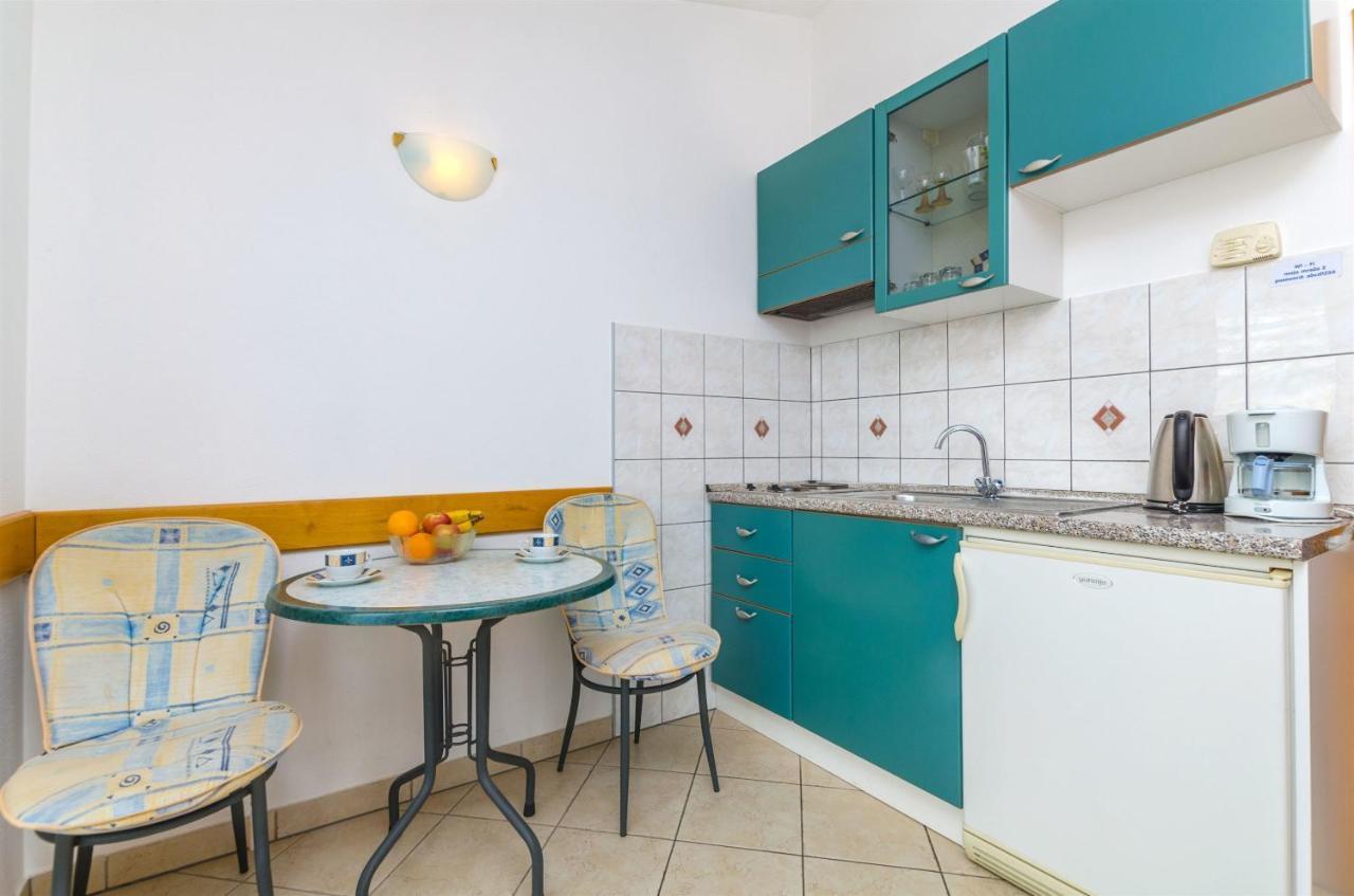 Apartments Karmen I Примоштен Экстерьер фото