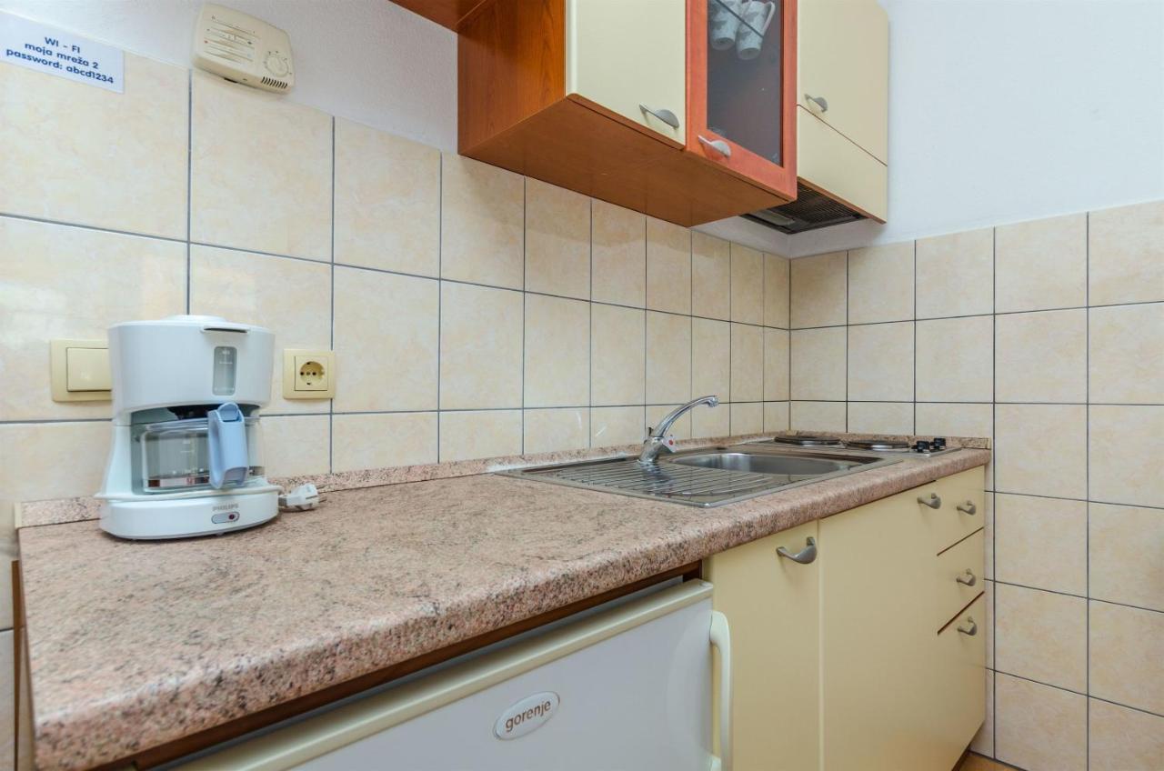 Apartments Karmen I Примоштен Экстерьер фото